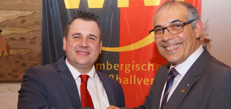 Glückwunsch vom „Chef“: Verbandsschiedsrichterobmann Palilla (re.) gratuliert Steffen Müller zur Wahl als neuem Obmann der Grupp