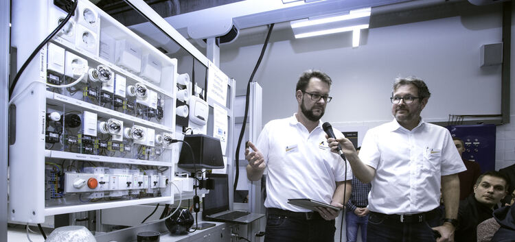 Die Lehrkräfte Markus Berger (links) und Thomas Mailänder erklären den Gästen die verschiedenen Stationen im neuen Multilabor de