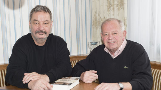 Klaus Däschler (links) und Kurt Schrimm beim Interview über die Verfolgung von Nazis: Beide haben jahrelang an der Aufklärung na Klaus Däschler (links) und Kurt Schrimm beim Interview über die Verfolgung von Nazis: Beide haben jahrelang an der Aufklärung na