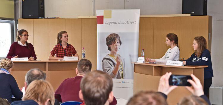 Das Publikum hängt förmlich an den Lippen der Finalisten von „Jugend debattiert“.Foto: Markus Brändli