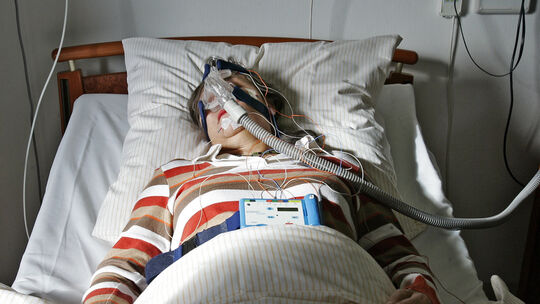 Im Schlaflabor wird die Nachtruhe der ­Patienten überwacht.Foto: Jürgen Holzwarth