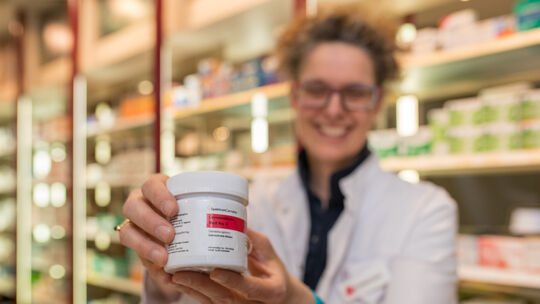 Ein unscheinbares Döschen mit umstrittenem Inhalt: Cannabis gibt es in der Apotheke auf Rezept.Fotos: Carsten Riedl
