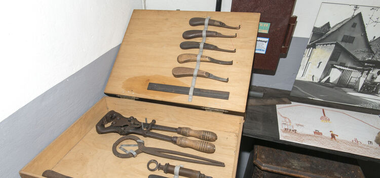 Museum "Alte Schmiede" in Altbach - Werkzeug zum Beschlagen von Tieren, das Bild rechts hat ein Drittklässler nach dem Besuch de
