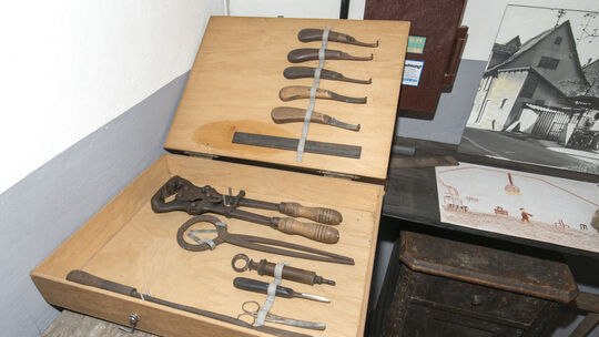 Museum "Alte Schmiede" in Altbach - Werkzeug zum Beschlagen von Tieren, das Bild rechts hat ein Drittklässler nach dem Besuch de