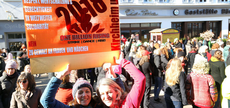 One Billion Rising Flashmob von Frauen weltweit gegen Gewalt, findet in Kirchheim vor dem Rathaus statt.