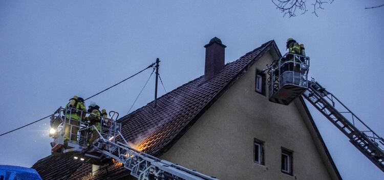 Zu einem Brand in einem Dachstuhl kam es am Samstagnachmittag in der Kreuzstrasse in Esslingen-Oberesslingen. Die Feuerwehr Essl
