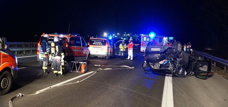 Am Freitagabend gegen 21:15 Uhr wurden die Rettungskraefte auf die A8 bei Kirchheim gerufen. Ein PKW kam aus noch ungeklaerter U