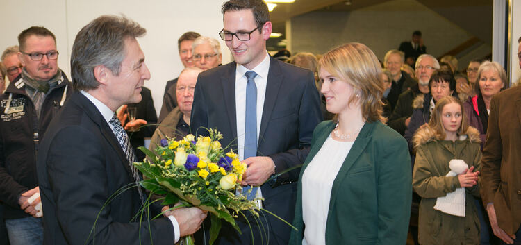 Bildunterzeile: Rathauschef Peter Jahn (links) gratuliert seinem Nachfolger Ralf Barth zu dessen eindeutigen Erfolg bei der Bürg