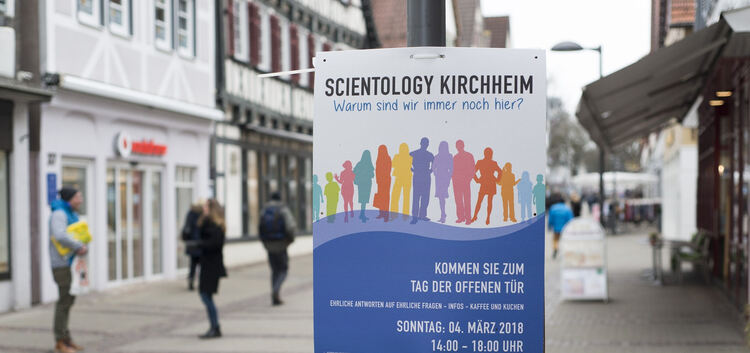 Scientology wirbt in der Kirchheimer Innenstadt mit Plakaten.Foto: Peter Dietrich