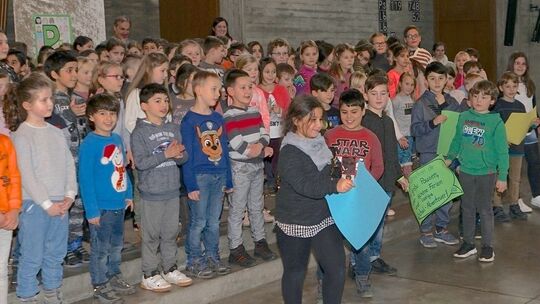 „Schöne Pausen“ gehörten zu den Wünschen, die die Kinder der neuen Rektorin auf den Weg gaben.Foto: pr
