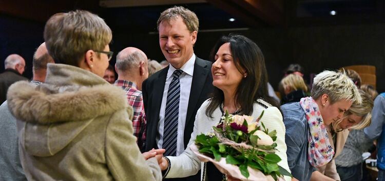 Barbara Born nimmt die Glückwünsche der Bürger entgegen. Foto: Markus Brändli
