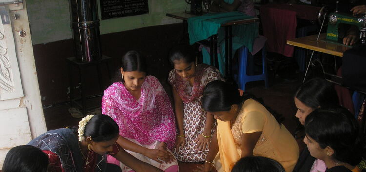Junge Frauen in Indien lernen nähen - gefördert vom CVJM.Foto: pr