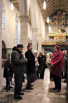 Pfarrer Jochen Maier (Mitte) erklärt den interessierten Mitgliedern die Renovierungspläne der Martinskirche. Foto: Sabrina Kreuz