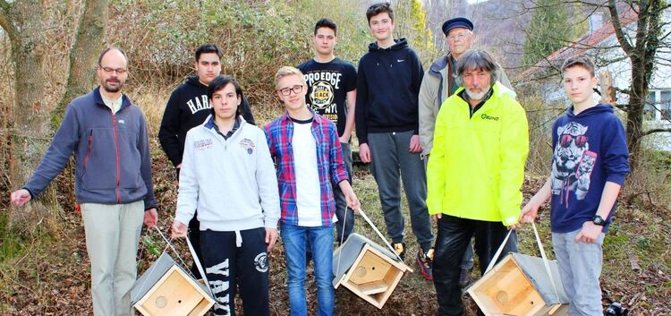 Sie bauten Steinkäuzen ein Zuhause: Neuntklässler der Werkrealschule Lenningen mit Betreuern.Foto: ms