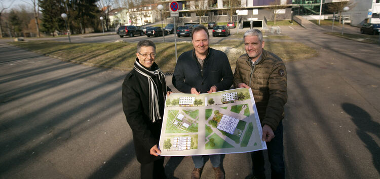 Bürgermeister Armin Elbl sowie die Investoren Michael Rayer und Uli Wägerle (von links) präsentieren die Pläne für das Hotel, da