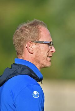 TSV-Trainer Stefan Haußmann blickt kritisch.Foto: Brändli