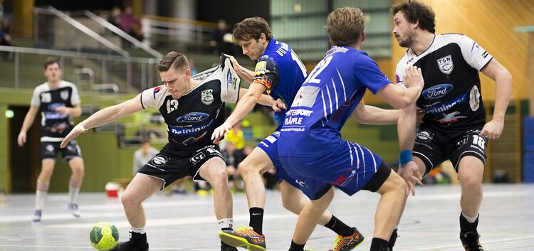 Handball Bezirksliga TG Nürtingen vs VFL KIrchheim Teck verteidigt den Ball (14 Dominik Merkle)