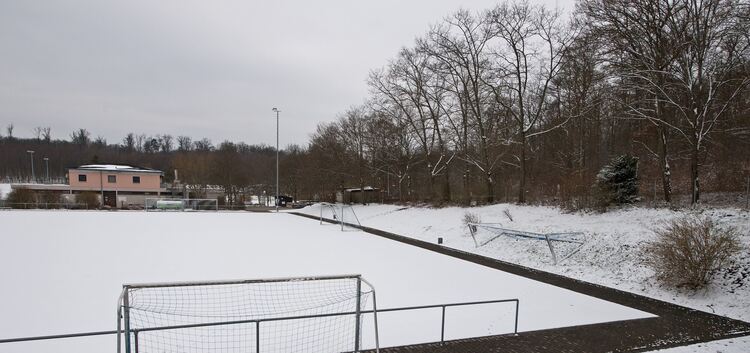 Weiß statt Grün. Schnee stoppt die Fußballer.Foto: Brändli