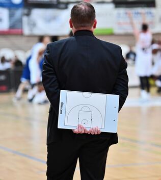 Welche Pläne hat der Coach noch in der Hinterhand? Anton Mirolybovs Team wirkt zum Saisonende hin zunehmend ratlos.Foto: Tanja S