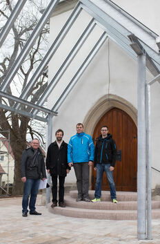 Freuen sich über das Ergebnis der Sanierung: Architekt Dieter Hoff, Pfarrer Gerhard Schilling und die Vertreter des Kirchengemei