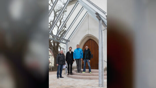 Freuen sich über das Ergebnis der Sanierung: Architekt Dieter Hoff, Pfarrer Gerhard Schilling und die Vertreter des Kirchengemei Freuen sich über das Ergebnis der Sanierung: Architekt Dieter Hoff, Pfarrer Gerhard Schilling und die Vertreter des Kirchengemei