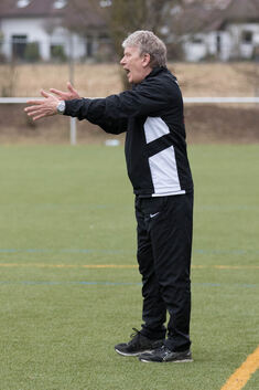Wo spielen? Die SGEH um Trainer Dieter Hiller muss für das Spiel gegen Neidlingen ausweichen. Foto: Mirko Lehnen