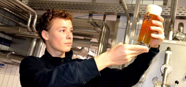 „Man braucht Ehrgeiz, damit es gut wird“: Alexander Niemela bei der Zwickel-Probe in der Berg-Brauerei.Foto: Berg-Brauerei
