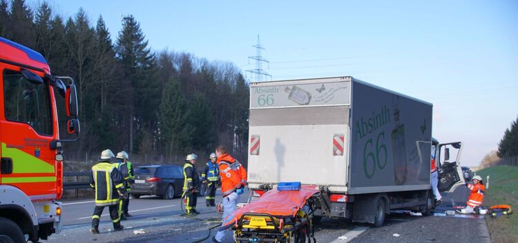 Wendlingen: Die Einsatzkraefte der Feuerwehr Kirchheim und des DRK wurden am Mittwochmorgen, kurz vor halb Neun auf die A8 geruf