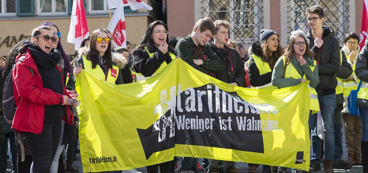 Mehr als 500 Demonstranten kamen gestern auf dem Esslinger Rathausplatz zusammen - Busfahrer, städtische Bedienstete und Kranken