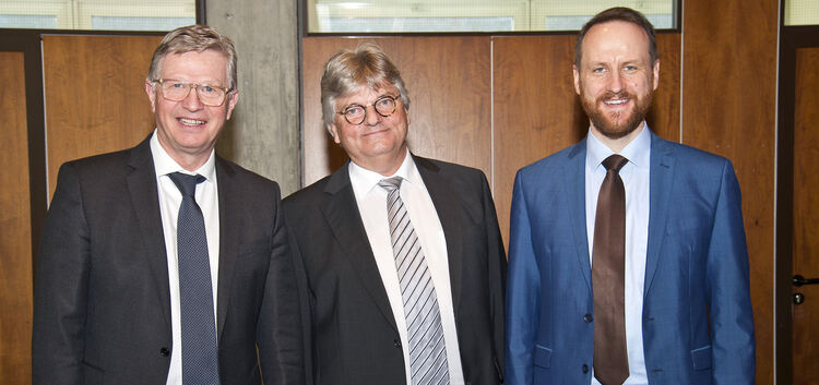 Landrat Heinz Eininger (links) verabschiedet Dr. Walter Kontner (Mitte) in den Ruhestand. Neuer Dezernent wird Christian Baron (