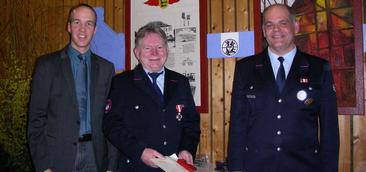Hermann Sigel (Mitte) wurde für 40 Jahre im Dienst geehrt. Bürgermeister Züfle (links) und Kommandant Wahl gratulierten. Foto: R