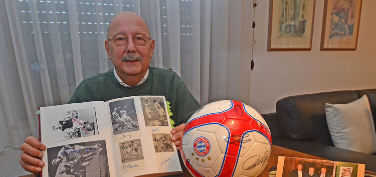 Edwin Wächtler präsentiert Schätze seiner Sammlung, etwa den handsignierten Ball des FC Bayern aus dem Triple-Jahr 2013 oder per
