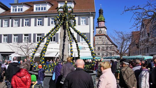 Zur Einweihung des Osterbrunnens am Marktplatz zog es viele in die Kirchheimer Innenstadt.Fotos: Thomas Krytzner
