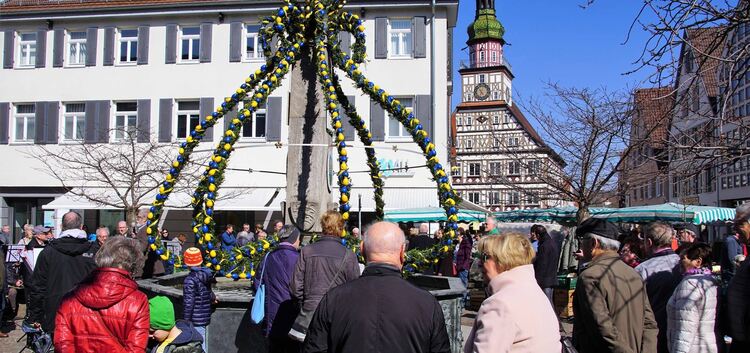 Zur Einweihung des Osterbrunnens am Marktplatz zog es viele in die Kirchheimer Innenstadt.Fotos: Thomas Krytzner