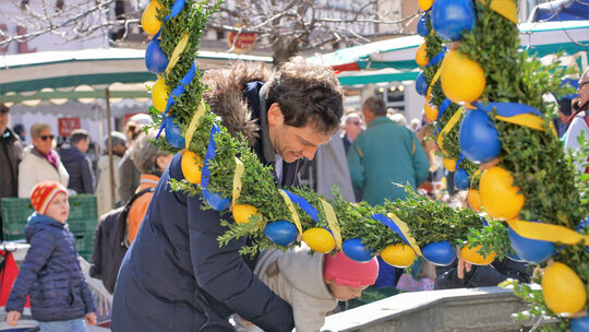 Zur Einweihung des Osterbrunnens am Marktplatz zog es viele in die Kirchheimer Innenstadt.Fotos: Thomas Krytzner