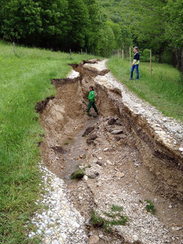 Hochwasser in Oberlenningen -Feldweg vom Wasser ausgewaschen