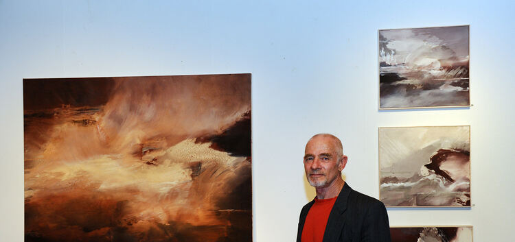 Paul Pollock führte die Gäste der Ausstellungseröffnung selbst in sein Werk ein.Foto: Markus Brändli