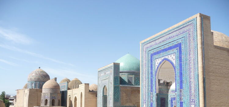 Eine der eindrucksvollsten Nekropolen befindet sich in Samarkand. 16 Gebäude, Mausoleen und Moscheen sind hier aneinandergereiht