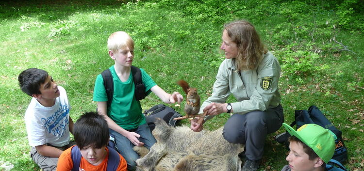 Beim Juniorranger-Camp gingen 20 Jungen und Mädchen mit dem Wald auf Tuchfühlung und erfuhren viel Wissenswertes von Försterin E