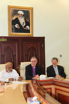 Landesbischof Frank Otfried July (Mitte) bei der Pressekonferenz im Religionsministerium im Oman, rechts Pfarrer Heinrich Georg