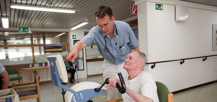 Oberarzt Herwarth kümmert sich in der Reha-Einrichtung um seinen Patienten Horst Karisch.Foto: Roberto Bulgrin