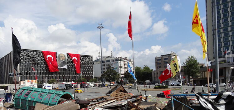 Nachdenklich blickt Staatsgründer Mustafa Kemal Atatürk vom zum Abriss vorgesehenen Atatürk-Kulturzentrum auf die Barrikadentrüm
