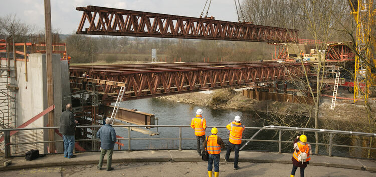 Allein ein Stahlträger, der in Wendlingen verbaut wird, wiegt 45 Tonnen. Der zweite Bauabschnitt hat am Dienstag begonnen. Foto: