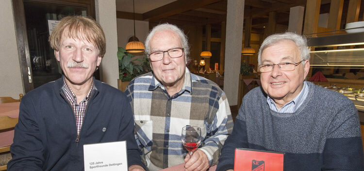 Rainer Braun, Vorsitzender der Sportfreunde Dettingen, Lutz Schulze und Helmut Kohlhammer vom Film Club Teck sind mit dem Jubilä