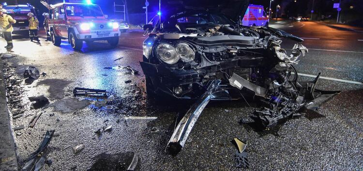 Nürtingen: Schwerer Crash auf Kreuzung- verm. 5 Verletzte - Polizei, Feuerwehr und Rettungsdienst im Einsatz5 Versetzte und zwei