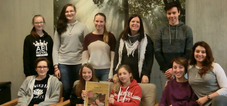 Schüler des Schlossgymnasiums und die Schulsozialarbeiterin Rieke Müller freuen sich über die Auszeichnung ihres Projekts „Cook