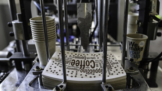 Papierfabrik ScheufelenKaffeebecher MachineGraspapier - Packaging Campus - Verpackungspapier aus Gras in Oberlenningen