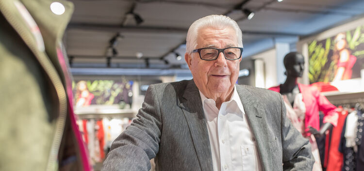 Hermann Bantlin ist auch mit 90 Jahren noch täglich im gleichnamigen Kirchheimer Modegeschäft anzutreffen.Foto: Carsten Riedl