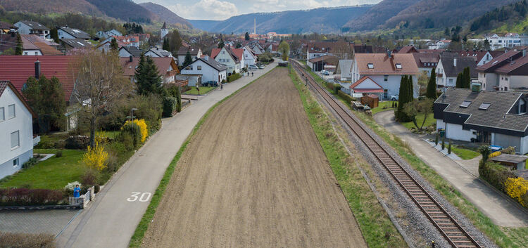 Zwischen Bahnlinie und Eisenbahnstraße in Unterlenningen könnte Wohnraum für Flüchtlinge in der Anschlussunterbringung entstehen