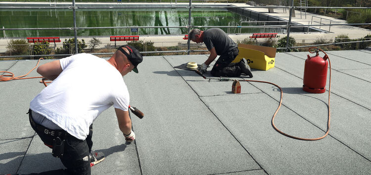 Die Bauarbeiten im Kirchheimer Freibad - hier auf dem Dach des neuen Umkleidegebäudes - dauern an. Fotos: Jean-Luc Jacques